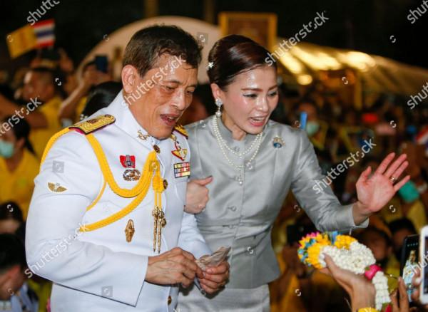 蘇提達王后優雅大方，愛用珍珠項鍊襯托氣質，分分鐘美過詩妮娜