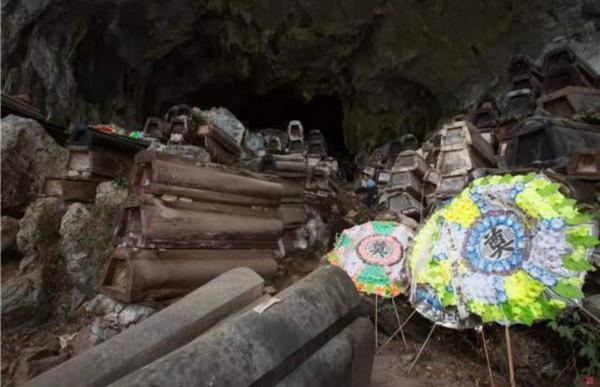 一位貴州守棺人:白天工地搬磚、晚上住山洞守棺,每月工資300元 一位貴州守棺人:白天工地搬磚、晚上住山洞守棺,每月工資300元