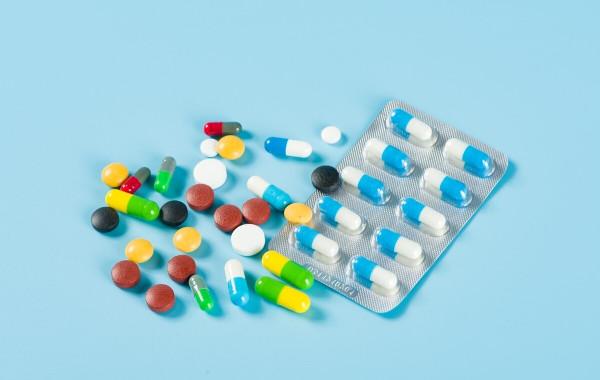 服用他汀類藥物後，血脂正常了，什麼時候可以減量或是停藥？