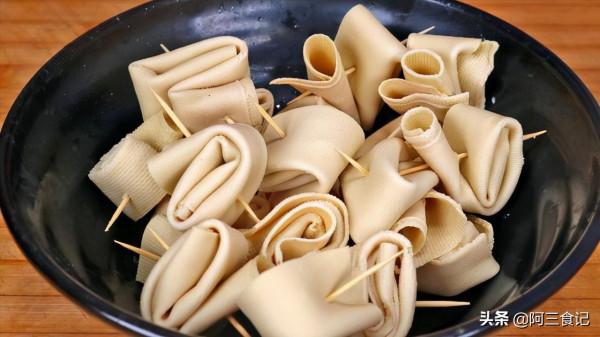 豆腐皮不要涼拌了，教你新做法，營養下飯又解饞，比吃肉還香