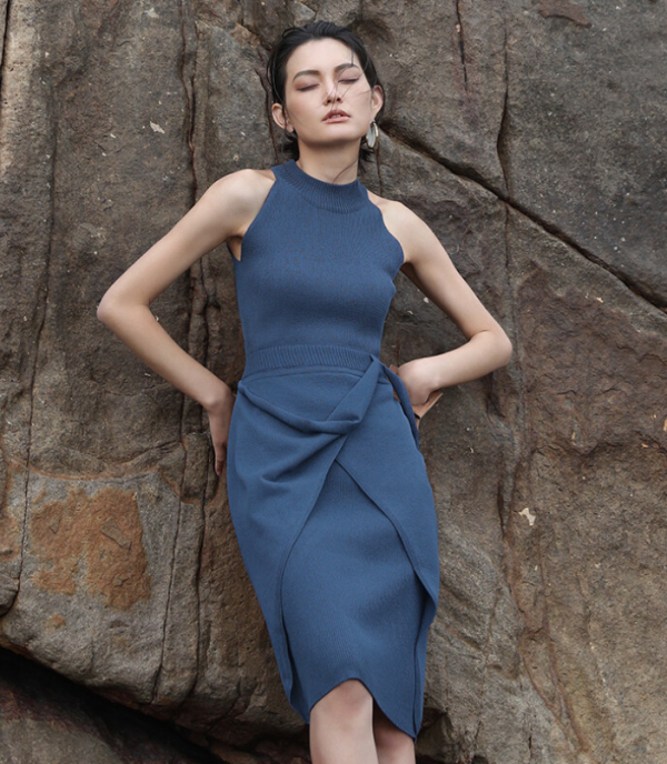 53歲王小丫素顏亮相，穿連衣裙配絲巾低調樸素，骨子裡透著知性美