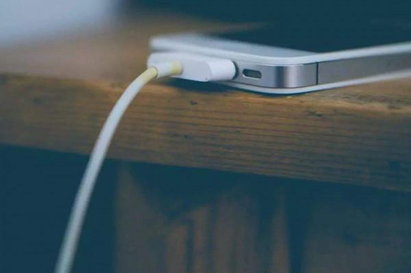 手機充整晚傷電池？上滑關App省電？專家解析6大手機使用謎題