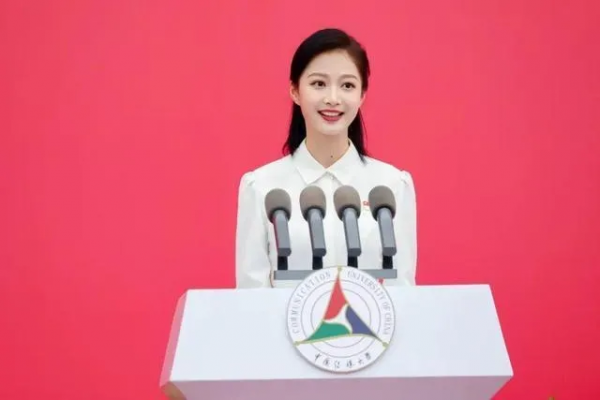 領誦員馮琳又火了，開學典禮上精彩發言，卻因學歷無緣央視