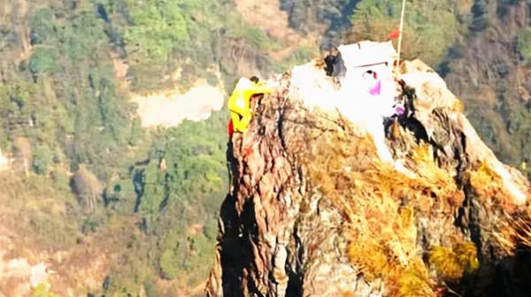 峭壁飛人鄒在宏:818米懸崖為人代燒“龍頭香”,最多一天賺2萬 峭壁飛人鄒在宏:818米懸崖為人代燒“龍頭香”,最多一天賺2萬