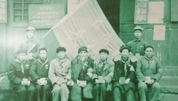 1949年,貴州一啞巴突然開口說話,軍區副政委:老班長,你還活著 1949年,貴州一啞巴突然開口說話,軍區副政委:老班長,你還活著