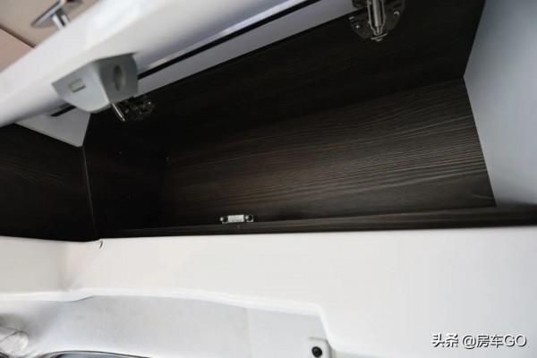 這臺房車有5種充電方式，車內電器語音控制，衛生間也是乾溼分離