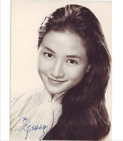 鄭佩佩祖孫三代同框，半歲外孫會用上海話叫外婆，長相像極非洲爹