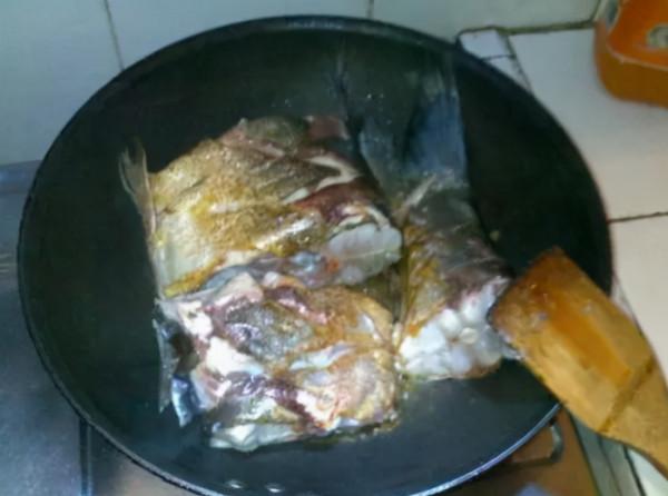 燉魚時，別用料酒白酒去腥了，換成這2樣，魚肉沒腥味，還更鮮嫩