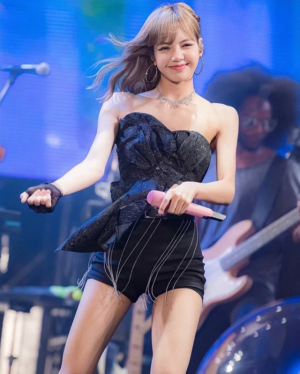 Lisa宣佈新冠康復後首現身！面色紅潤氣色好，不愧是我的韓國女神