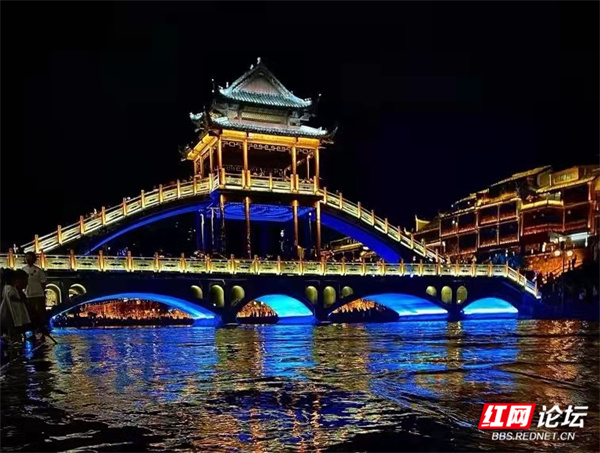 上有天堂,下有蘇杭,都不如鳳凰古城燈火輝煌 上有天堂,下有蘇杭,都不如鳳凰古城燈火輝煌