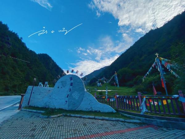 西藏昌都的神奇道場,位於317國道旁,據說在此打坐能感應全世界 西藏昌都的神奇道場,位於317國道旁,據說在此打坐能感應全世界