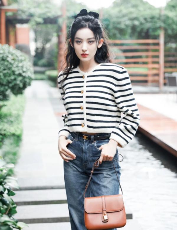 娜扎私服美照出爐，條紋套頭衫休閒簡便，公主頭髮型清靈可人