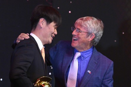 多點娛樂精神吧！李霄鵬稱國足像兒子，被喊大侄子的郭艾倫卻開罵