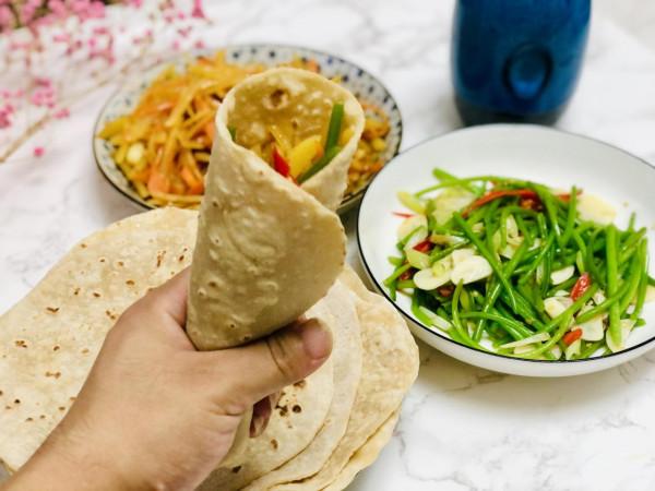 河南名吃烙饃，只要掌握好燙麵技巧，2分鐘出10張，卷菜吃特別香