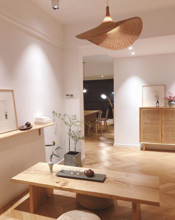 她的家一切從簡，客廳不放電視，不做任何修飾，卻處處充滿高階感