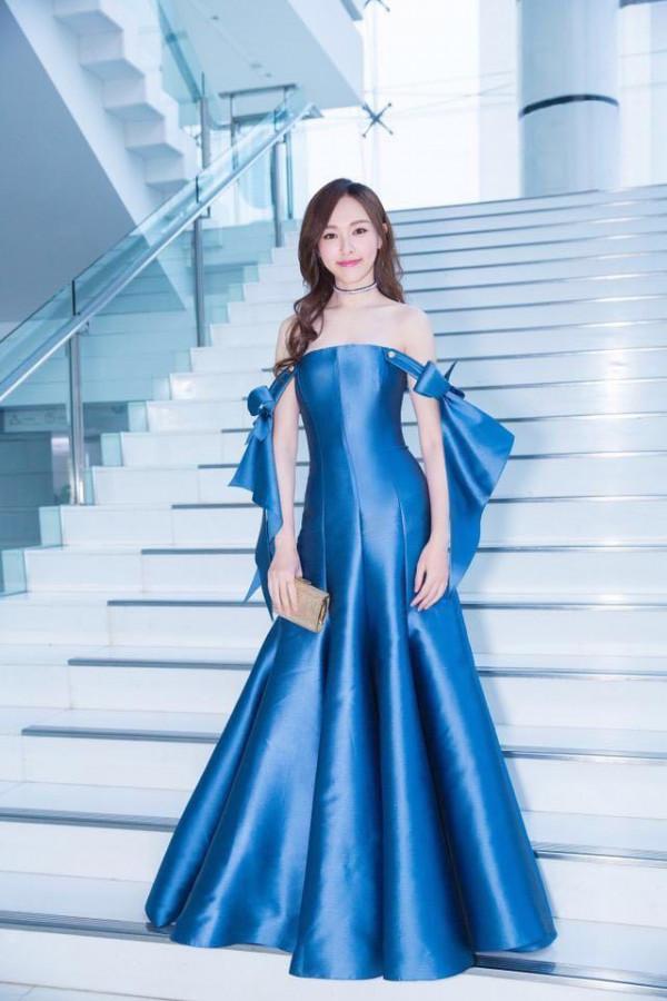 穿藍色禮服的唐嫣