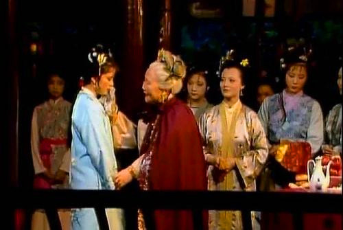 《紅樓夢》裡的中秋風俗，賈珍為什麼送賈母月餅和西瓜？