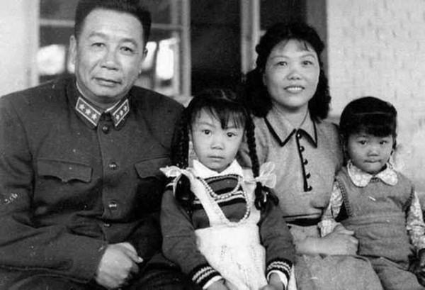 八路軍這場戰鬥，日軍舉著火把靠近我軍，旅長一看：不準開槍