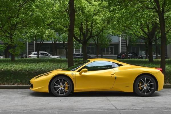 兩百萬買什麼?鎮店用的法拉利458,10年1萬公里,爆香! 兩百萬買什麼?鎮店用的法拉利458,10年1萬公里,爆香!