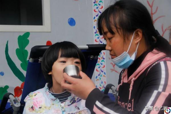 媽媽揹著幼女上山幹活，一陣電閃雷鳴後孩子臉青紫，噩夢就此開始