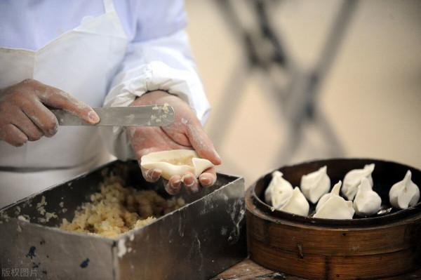 山東大媽開餃子館，“吃餃子不要錢”，卻月賺26萬，思路沒毛病