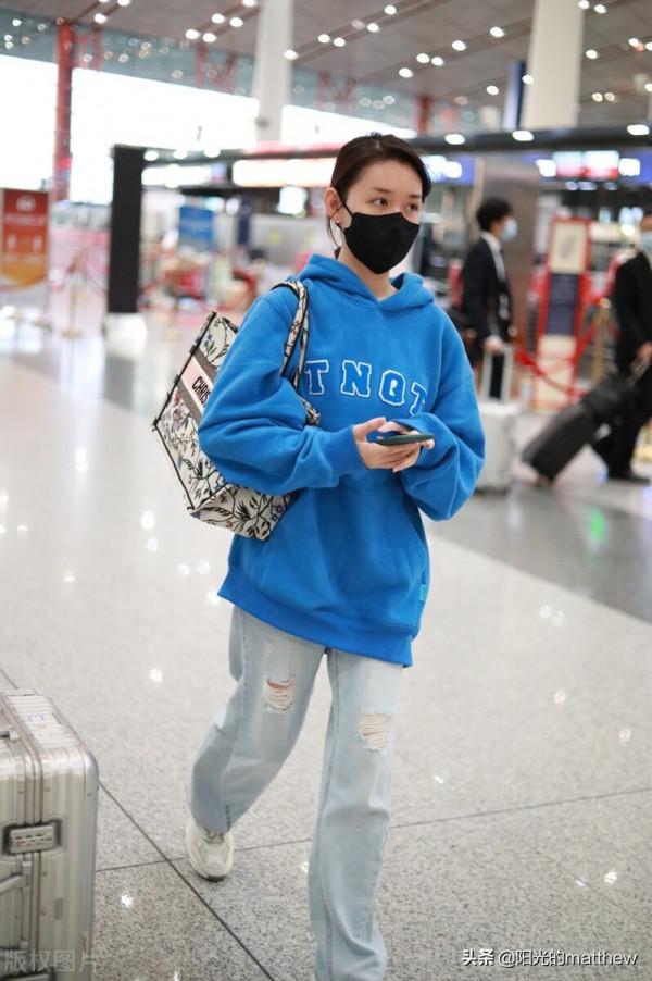 蔣依依身挎大包低調現身，身著藍色衛衣+牛仔長褲休閒隨性