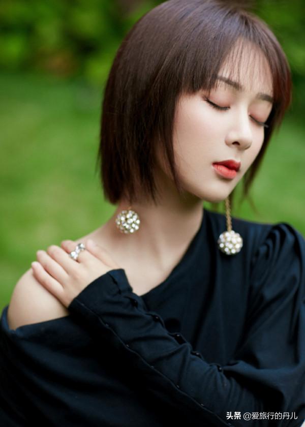 楊紫一頭齊耳短髮,一襲黑色斜肩連衣裙,優雅時尚有個性 楊紫一頭齊耳短髮,一襲黑色斜肩連衣裙,優雅時尚有個性