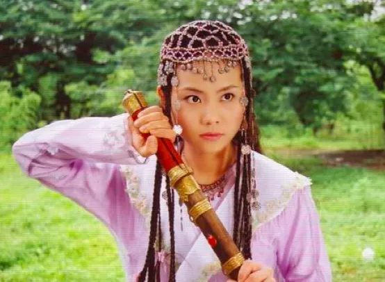 《還珠格格》中土氣十足的“柳紅”，在這部劇中扮相驚為天人