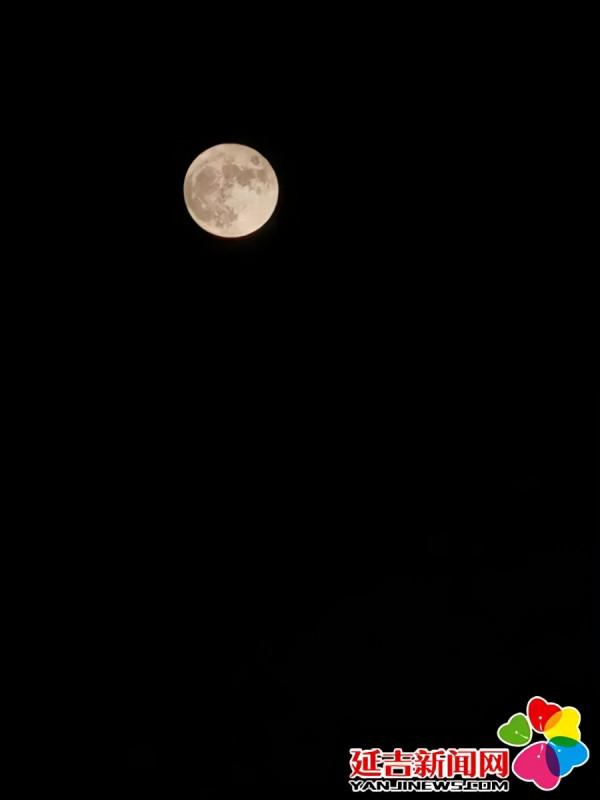 中秋之夜延吉人的朋友圈 月出驚豔