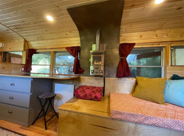 她買下1969年報廢校車，將車殼變成13㎡鄉下蝸居，網友：是真的服