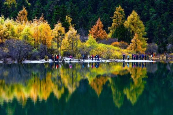 走進畢棚溝景區，擁有迷人的山水風光，景色美不勝收