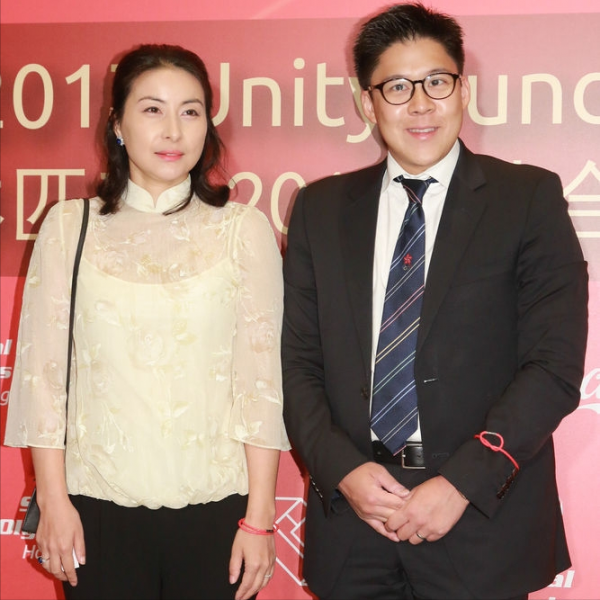 郭晶晶出席活動，穿黑色旗袍上衣氣質脫俗，和公公同框氣場也不輸