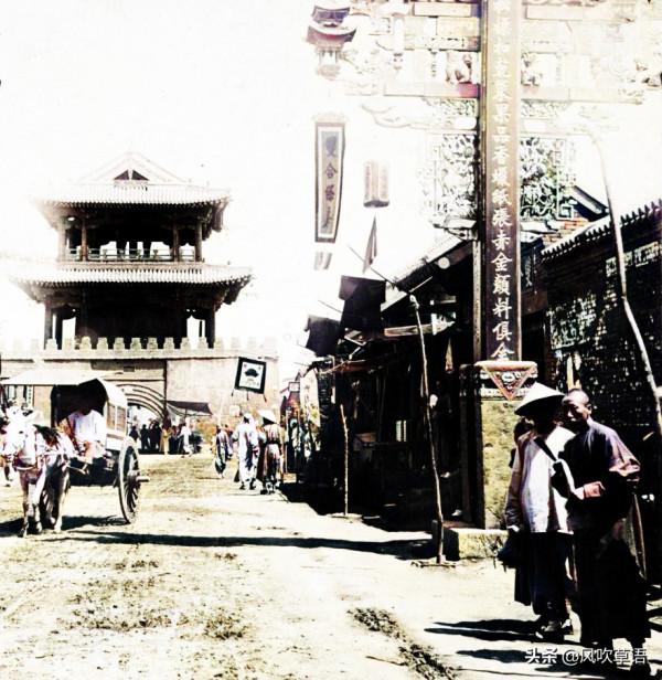 1904年的奉天（今瀋陽）中街，鐘鼓樓邊的街市熱鬧繁華