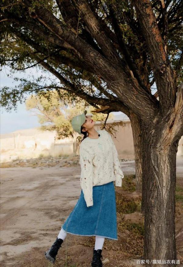 李沁挺會趕時髦,穿的半身裙像是嫌短,又拼上一截看著好個性 李沁挺會趕時髦,穿的半身裙像是嫌短,又拼上一截看著好個性