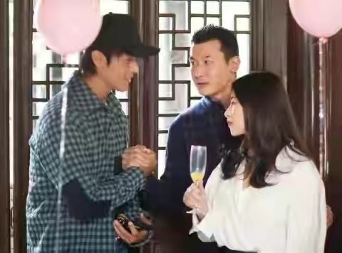 名媛朱珠高調曬全家福!她難得穿褲裝美貌創新高,女兒小梨渦超美 名媛朱珠高調曬全家福!她難得穿褲裝美貌創新高,女兒小梨渦超美