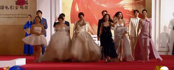 金雞獎晚會眾星雲集，紅毯邊上圍滿了攝影師，臺下觀眾卻依稀可數