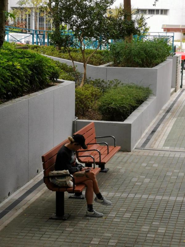 像當地人那樣，我在公園裡坐了半天