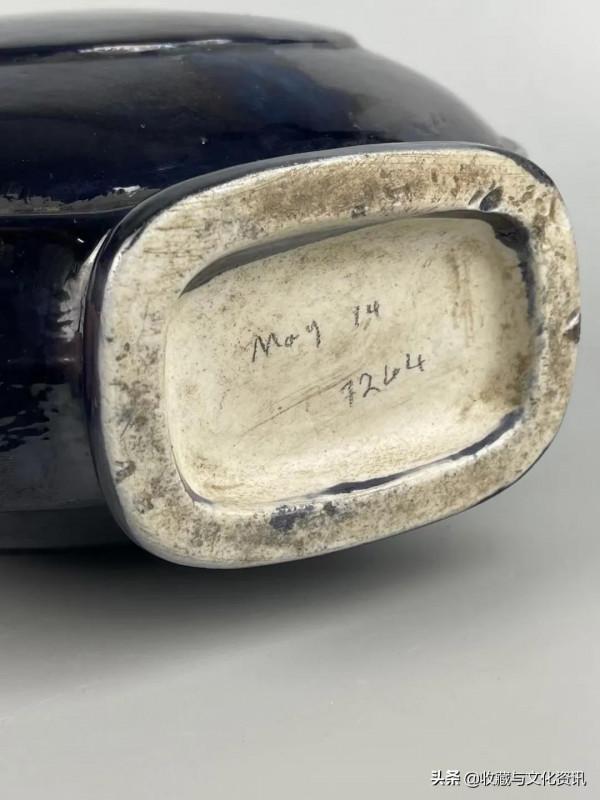 清晚期茄皮紫釉杏元抱月瓶鑑賞