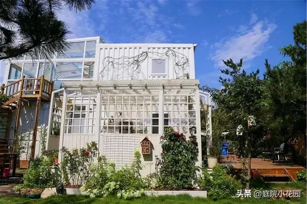 他賣掉城裡的房子，包了個山頭，打造集裝箱陽光房、小木屋、花園