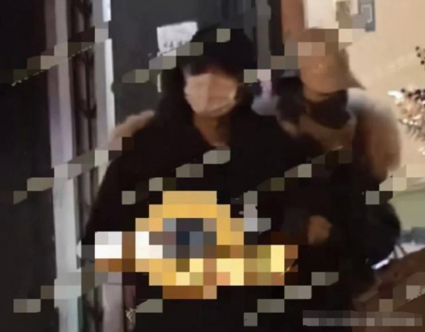 37歲文章疑曝新戀情！開百萬豪車帶辣媽同住4天，身旁小女孩矚目