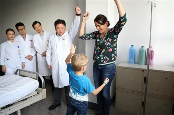 西方醫學界對腦癱束手無策，德國母親攜子赴上海求醫，手術成功