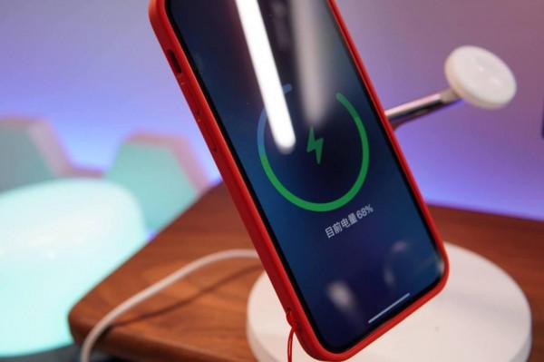 這次我搭配了同款毛利蘭的紅色Magsafe手機殼