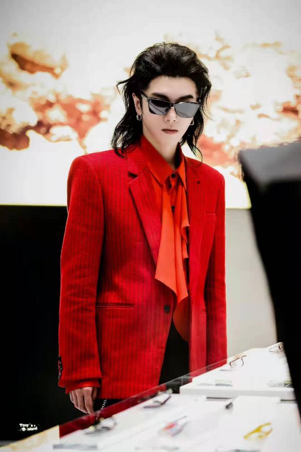 華晨宇長髮背頭紅西裝出席品牌活動，網友直呼：這也太帥了