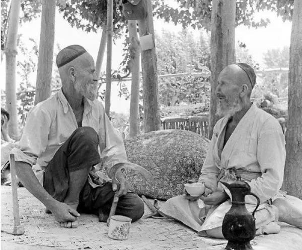 庫爾班騎驢去北京,毛主席給了他一塊條絨布,他做成衣服世代傳承 庫爾班騎驢去北京,毛主席給了他一塊條絨布,他做成衣服世代傳承