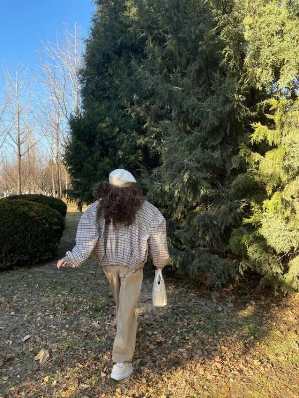 林小宅曬男友視角照，揹帶褲外套疊穿包裹嚴實，青春時髦又洋氣