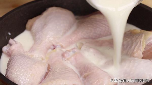 7個雞腿裡面倒入1瓶牛奶,沒想到這麼香,外酥裡嫩,太解饞了 7個雞腿裡面倒入1瓶牛奶,沒想到這麼香,外酥裡嫩,太解饞了