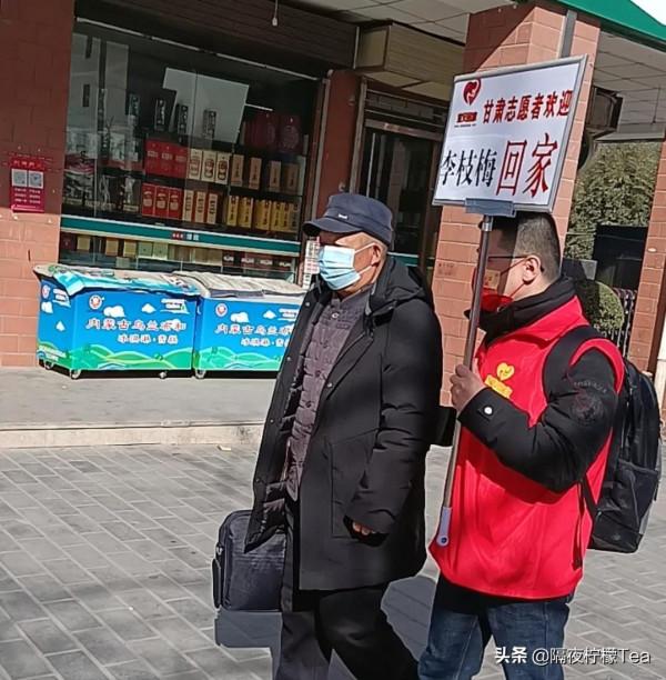 火車站月臺上的離散，六十年後她找到了家人，弟弟攙扶著姐姐回家