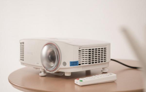 沒了解清楚前千萬別買投影儀,短焦的明基EH7941才更適合家庭使用 沒了解清楚前千萬別買投影儀,短焦的明基EH7941才更適合家庭使用