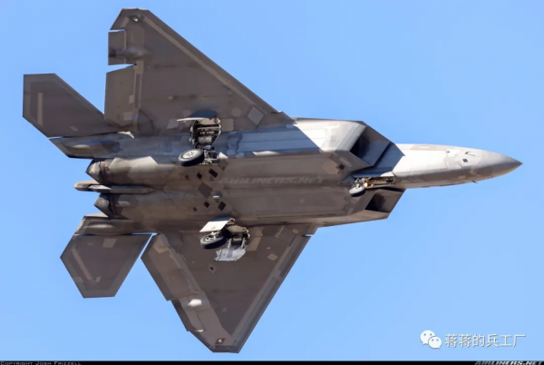 美國F-22戰鬥機機翼下現神秘吊艙，可能為強化猛禽趟路？