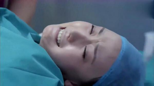 胎頭都出來了卻生不出來，接生過程讓助產護士差點腿軟，太不容易